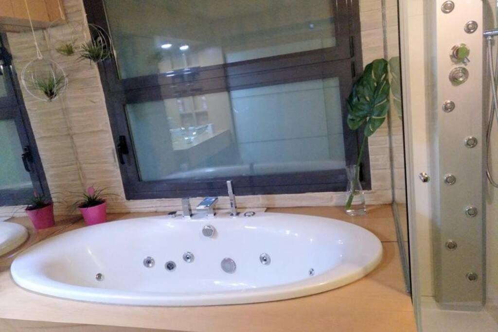 Cozy Designer Apart / Acogedor Apartamento De Diseno ● Wifi - Jacuzzi - A/C Steamsauna Apartment Madrid Exterior photo